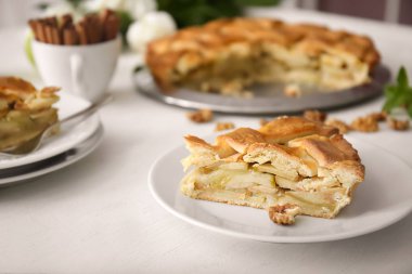 Plaka lezzetli elmalı turta ahşap masa üzerinde parça ile