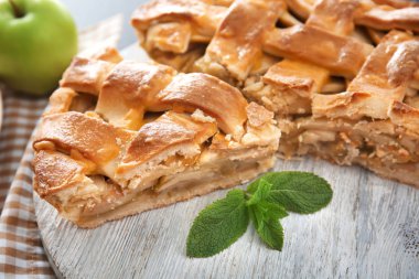 Tablo, closeup lezzetli elmalı turta ile stand