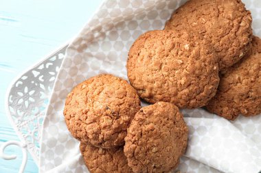 Ahşap zemin, closeup üzerine lezzetli yulaf ezmeli kurabiye ile tepsi