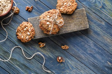 Ahşap arka plan üzerinde lezzetli yulaf ezmeli kurabiye ile kompozisyon