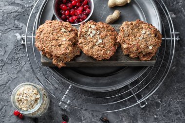 Lezzetli yulaf ezmeli kurabiye dokulu arka plan üzerinde ile kompozisyon