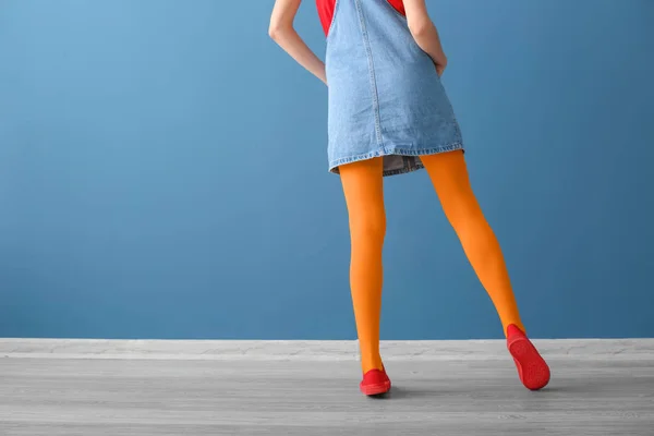 Mujer Con Estilo Medias Brillantes Contra Pared Color —  Fotos de Stock