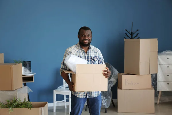 Афро Американських Людина Коробки Приміщенні Переїзд Новий Будинок — стокове фото