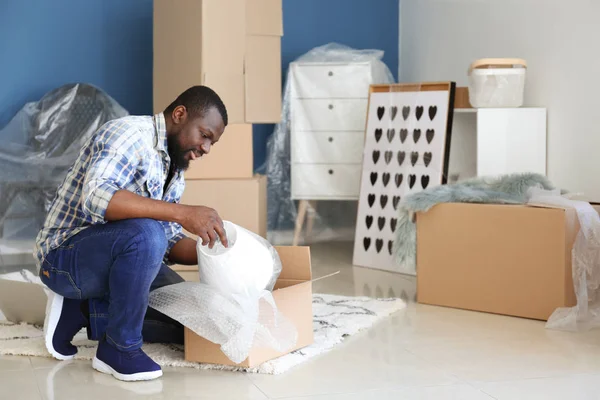 Afro Américain Déballer Boîte Intérieur Déménagement Dans Une Nouvelle Maison — Photo