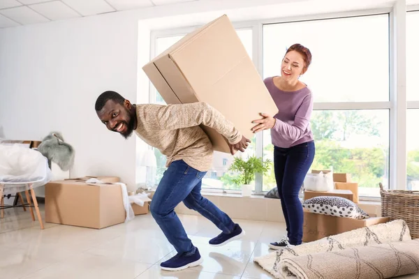 Interracial Couple Carrying Big Box Room Moving New House — Stock Photo, Image