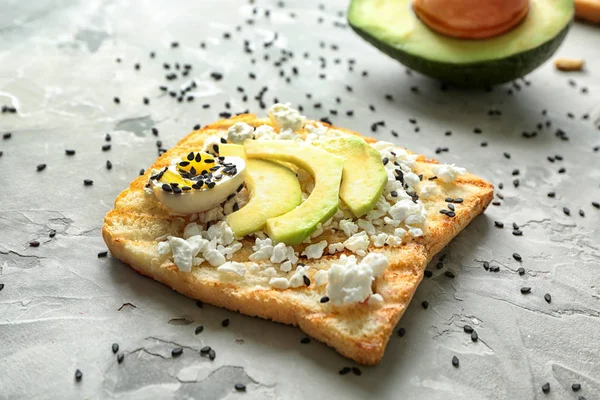 Toast Savoureux Avec Avocat Sur Fond Gris — Photo