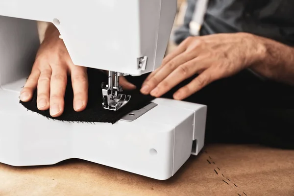 Young Tailor Working Sewing Machine Atelier Closeup — Stock Photo, Image