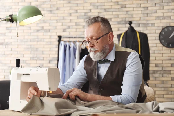 Mature Tailor Working Sewing Machine Atelier — Stock Photo, Image