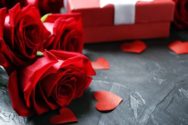 Belas Rosas Perto Caixa Presente Mesa Escura — Fotografia de Stock