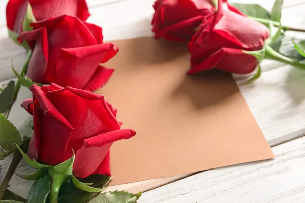 Gyönyörű Rózsák Fából Készült Háttér Kártya — Stock Fotó