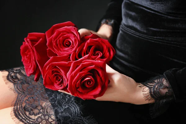 Donna Che Tiene Belle Rose Sfondo Scuro Primo Piano — Foto Stock