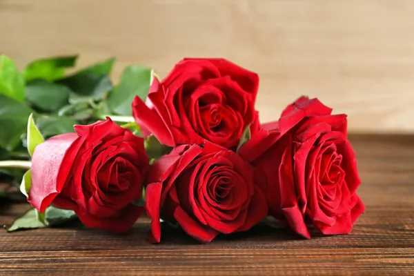 Schöne Rote Rosen Auf Holztisch — Stockfoto