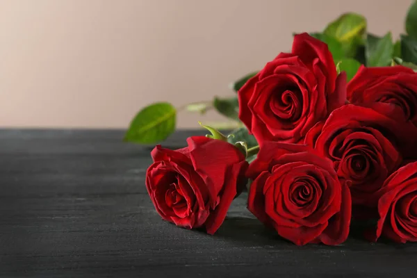 Belles Roses Rouges Sur Table Bois — Photo