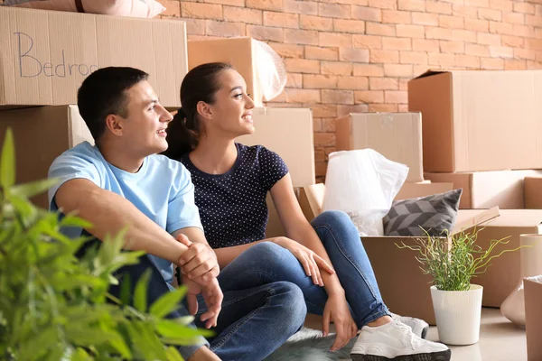 Young Couple Resting Boxes Indoors Moving New House — Stock Photo, Image