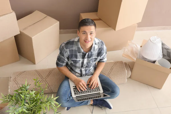 Young Man Laptop Sitting Carpet Boxes Indoors Moving New House — Stock Photo, Image