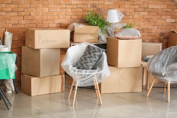 Lepenkových Krabic Věcmi Místnosti Stěhování Nového Domu — Stock fotografie