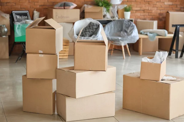 Cajas Cartón Con Pertenencias Habitación Mudándose Casa Nueva — Foto de Stock