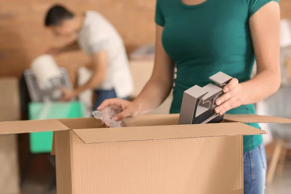 Junge Frau Beim Auspacken Von Kartons Haus Umzug Neues Haus — Stockfoto