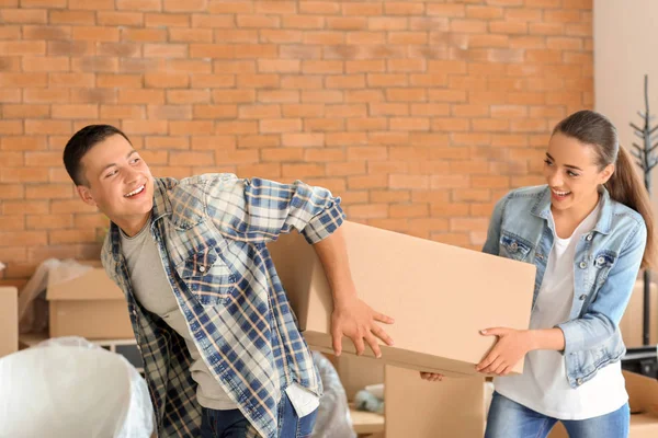 Casal Jovem Com Caixa Dentro Casa Mudando Para Casa Nova — Fotografia de Stock