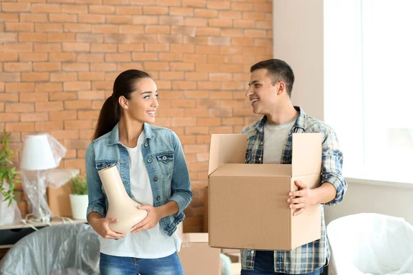 Junges Paar Mit Schachtel Und Vase Drinnen Umzug Neues Haus — Stockfoto