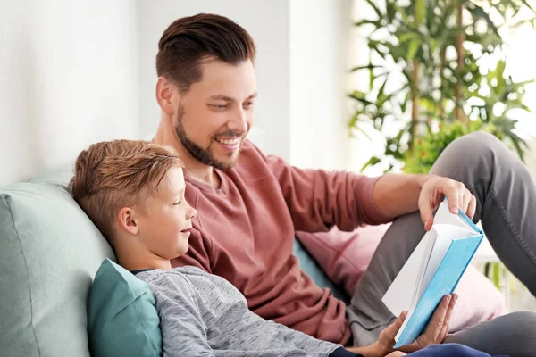 Vader Zoon Lezen Boek Samen Thuis — Stockfoto