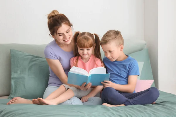 Moeder Haar Kinderen Lezen Boek Samen Thuis — Stockfoto