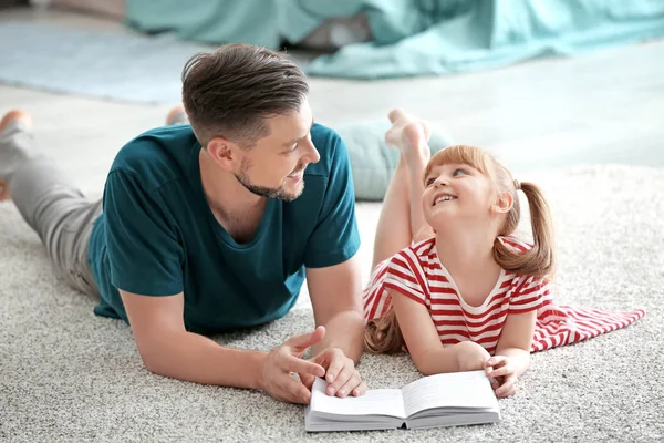 Vader Dochter Boek Lezen Samen Thuis — Stockfoto