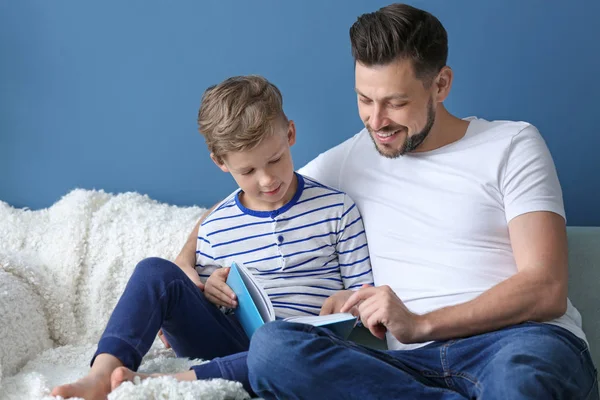 Vader Zoon Lezen Boek Samen Thuis — Stockfoto