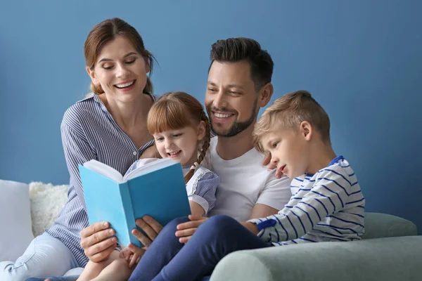 Parents Children Reading Book Together Home — Stock Photo, Image