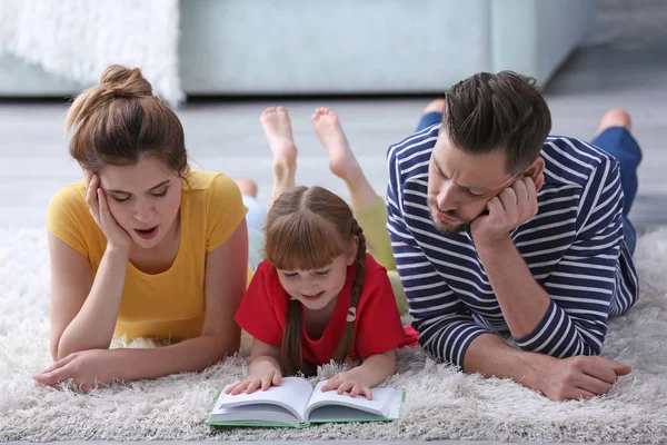 Parents Daughter Reading Book Together Home — Stock Photo, Image