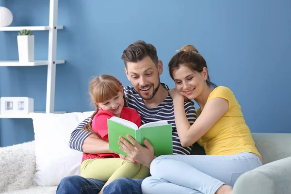 Ευτυχισμένη Οικογένεια Στην Ανάγνωση Του Βιβλίου Μαζί Στο Σπίτι — Φωτογραφία Αρχείου