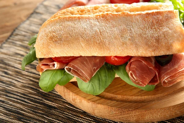 Leckeres Sandwich Mit Prosciutto Auf Holzbrett Nahaufnahme — Stockfoto