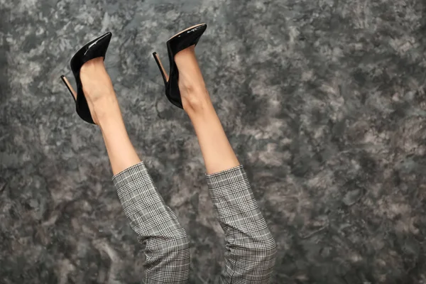 Ноги Красивой Молодой Женщины Темно Сером Фоне — стоковое фото
