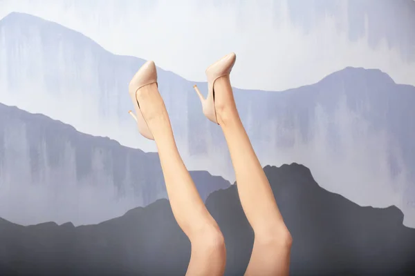 Ноги Красивой Молодой Женщины Цветном Фоне — стоковое фото