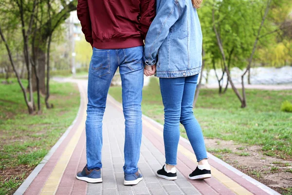 都市公園を一緒に歩いて幸せな若いカップル — ストック写真