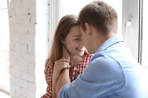 Feliz Joven Pareja Descansando Cerca Ventana Casa — Foto de Stock