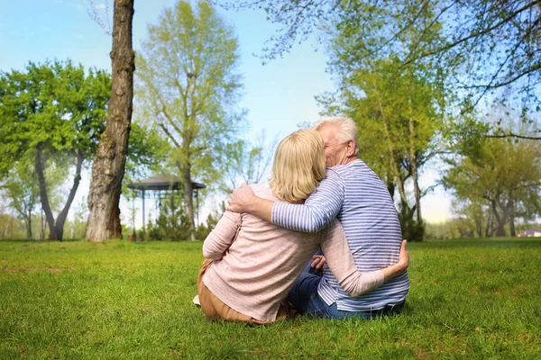 Couple Âge Mûr Reposant Dans Parc Jour Printemps — Photo