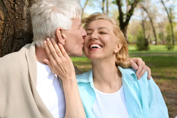 Pareja Madura Descansando Parque Día Primavera — Foto de Stock