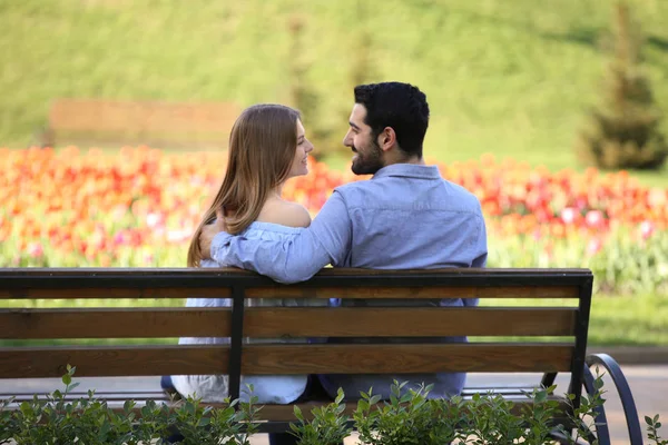 Happy Young Couple Sitting Bench Park — Stock Photo, Image