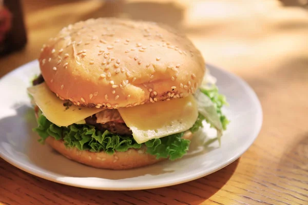 Płyta Smaczne Cheeseburger Stole — Zdjęcie stockowe