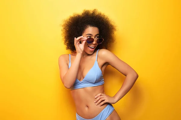 Krásná Afroameričanka Plavkách Slunečními Brýlemi Barvu Pozadí — Stock fotografie