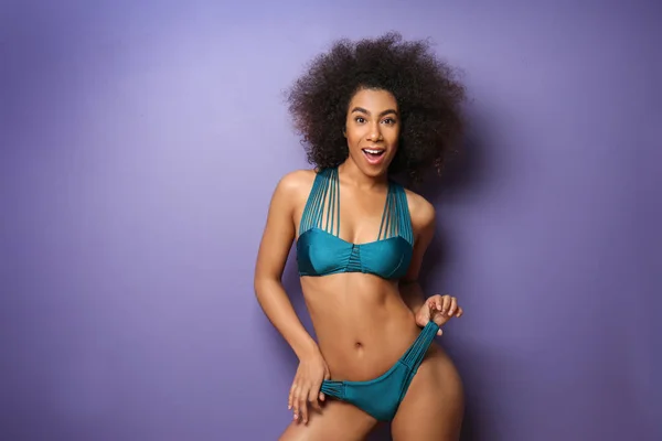 Hermosa Mujer Afroamericana Bikini Sobre Fondo Color —  Fotos de Stock