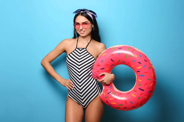 Mulher Bonita Maiô Com Donut Inflável Fundo Cor — Fotografia de Stock