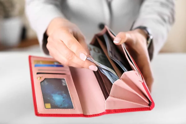 Frau Portemonnaie Mit Geld Sparkonzept — Stockfoto