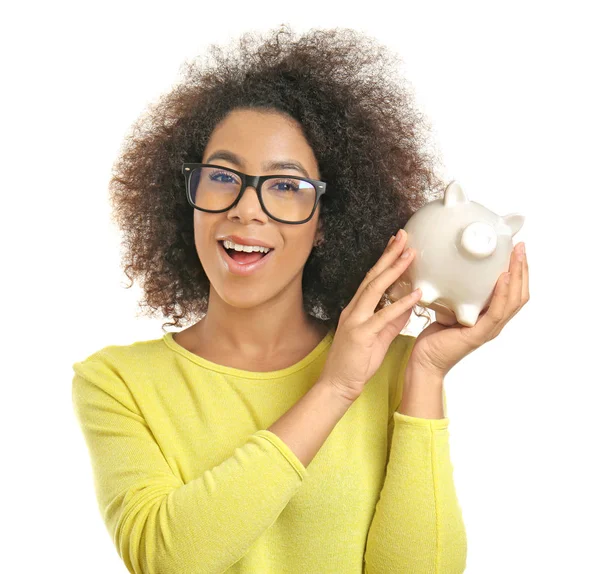 年轻的非洲裔美国妇女与小猪银行在白色背景 储蓄概念 — 图库照片