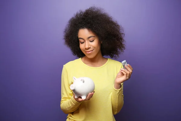 Joven Mujer Afroamericana Con Dinero Alcancía Sobre Fondo Color Concepto —  Fotos de Stock