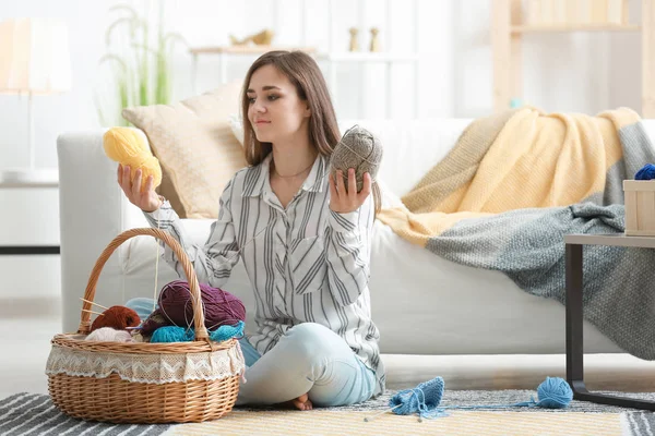 Young Woman Choosing Color Knitting Threads Home — Stock Photo, Image