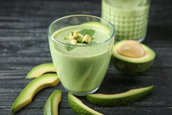 Verre Smoothie Avocat Savoureux Sur Table Bois — Photo