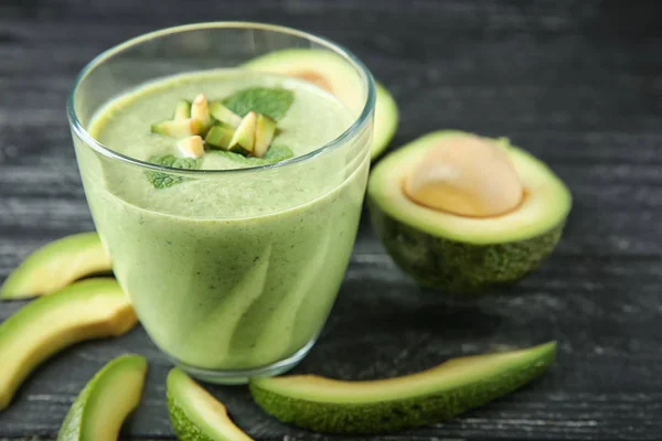 Glas Leckerer Avocado Smoothie Auf Holztisch — Stockfoto