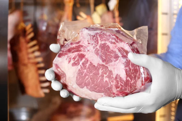 Male Butcher Holding Meat Butcher Shop Closeup — Stock Photo, Image